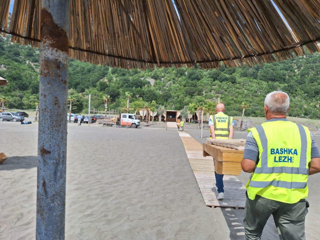 Sekuestrohen dhjetëra çadra dhe shezlongë në Shengjin.