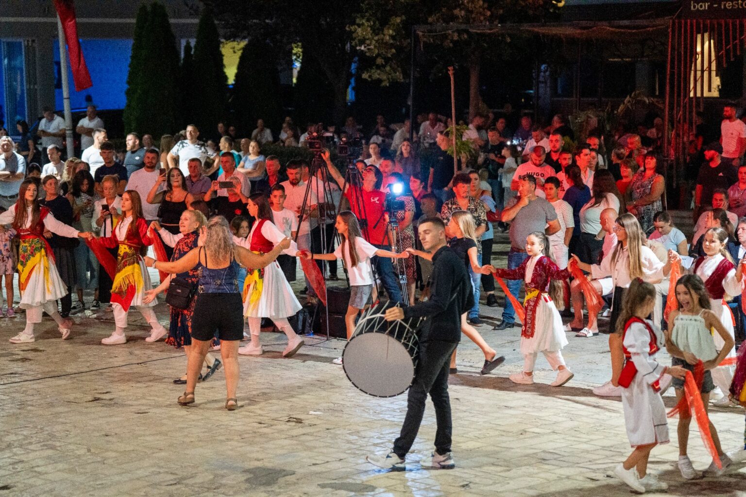 Fushë-Arrëzi në ritmin e traditës.”Fest Folk” ndez mbrëmjen me këngë e valle popullore