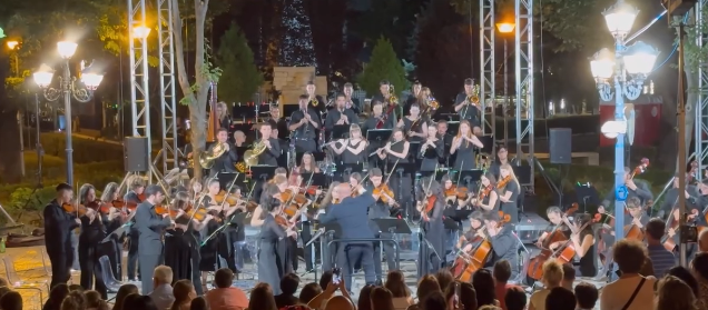 Orkestra Rinore e Ballkanit Perëndimor me 60 instrumentistë, dha mbrëmë koncertin në sheshin para Bashkisë Shkodër.