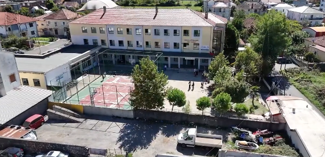 Paradoksalisht hyrja e shkolles eshte zaptuar. Benet Becit: Të hënën merr fund uzurpimi i hyrjes së shkollës “Ali Laçej”.