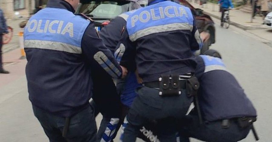 Trush, po qellonin me 3 arme per te kanosur fqinjin, policia e Shkodres parandalon ngjarjen e rende