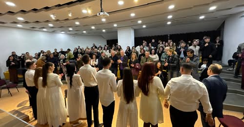 Studentët artistë të UNISHK shkëlqyen me shfaqjen “Teatër poetik”, një udhëtim magjepsës përmes vargjeve.