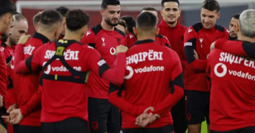 Kombëtarja mbyll përgatitjet për Anglinë me një atmosferë pozitive mes kuqezinjve.