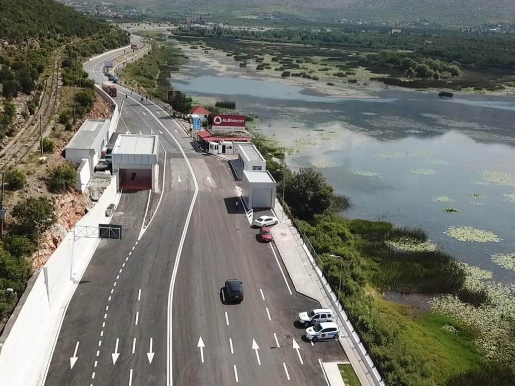 EMRAT/ U gjetën 131 kg drogë në kamionin nga Bosnja, pezullime në doganën e Hanit të Hotit