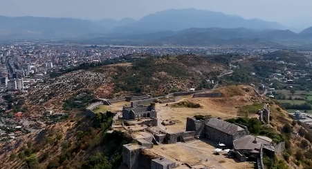 Kalaja e Rozafës thyen rekordin e vizitorëve në 2025, rritet turizmi kulturor në Shkodër