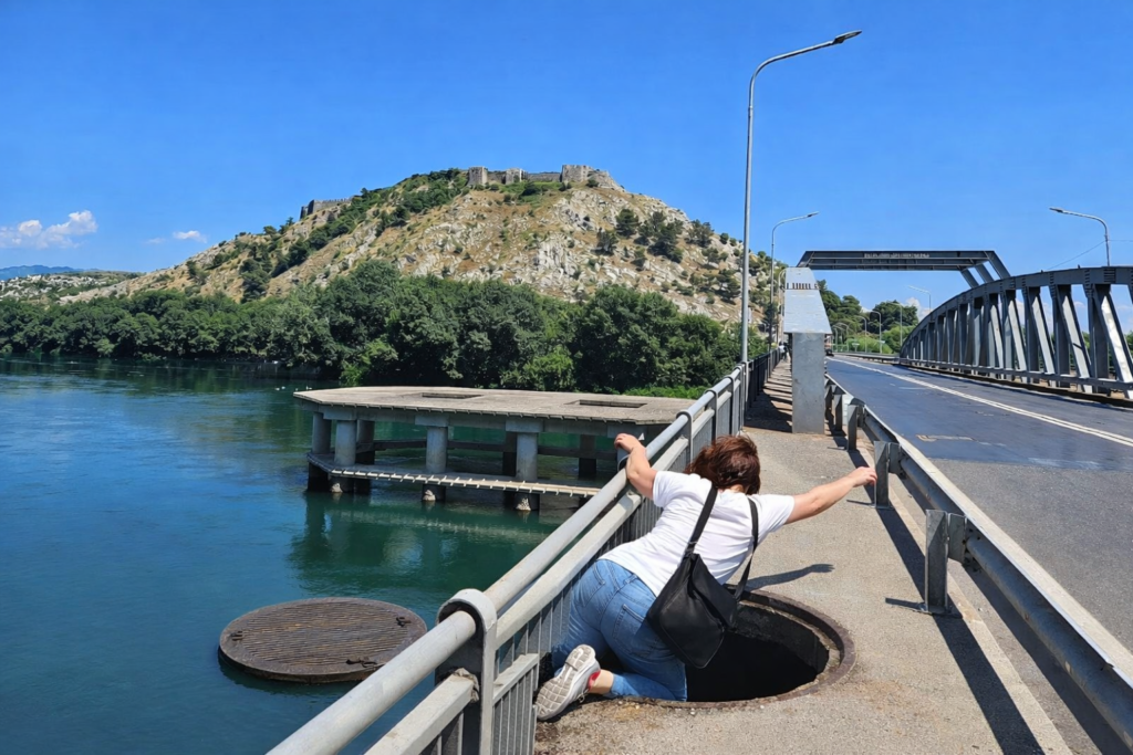 Qytetarja bie ne puseten e hapur tek ura e re e Bunes dhe thyen shpatullen, e motra: Reagoni te shpetojne te tjeret