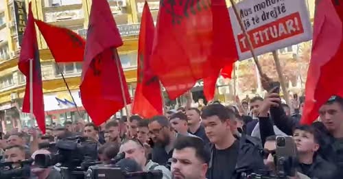 “Gjuha është historia jonë”, studentët protestë para ministrisë së Drejtësisë në Shkup: Kryeministër jep dorëheqjen, ne nuk tërhiqemi
