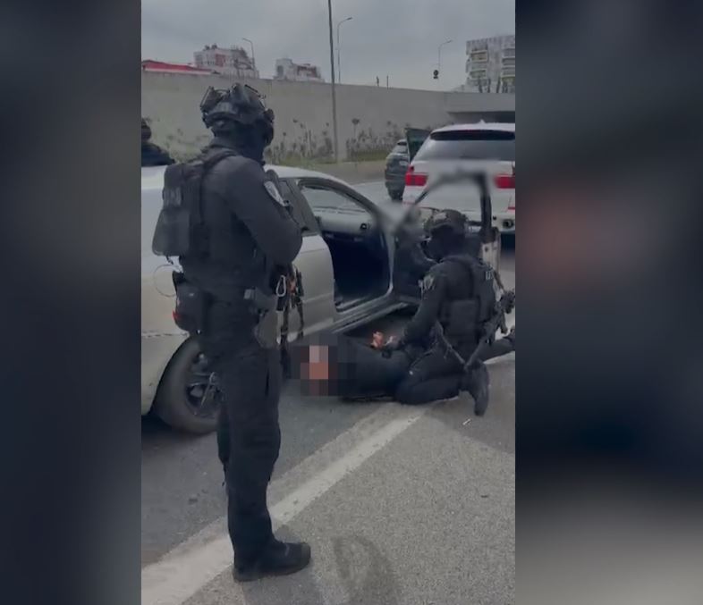 EMRI/Tentoi të vriste me armë zjarri në Shkodër një 21-vjeçar, kapet dhe vihet në pranga autori