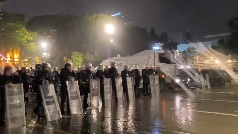 Policia bllokon protestuesit jashtë “Dëshmorët e Kombit”, ngrihet kordon sigurie