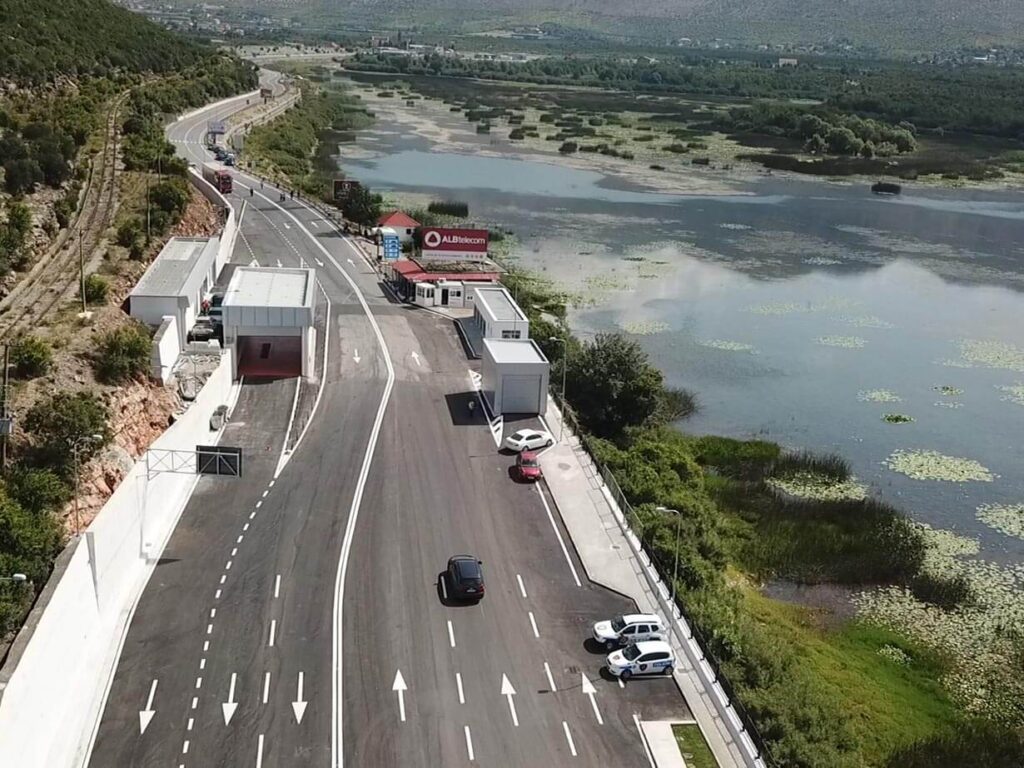 SPAK godet grupin që trafikonte emigrantë drejt Malit të Zi, mes 7 të dyshuarve edhe dy policë kufitarë në Shkodër